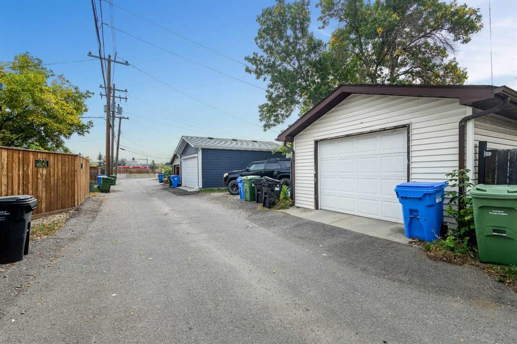 4532 Montgomery Avenue Nw, Calgary, AB - Outdoor With Exterior