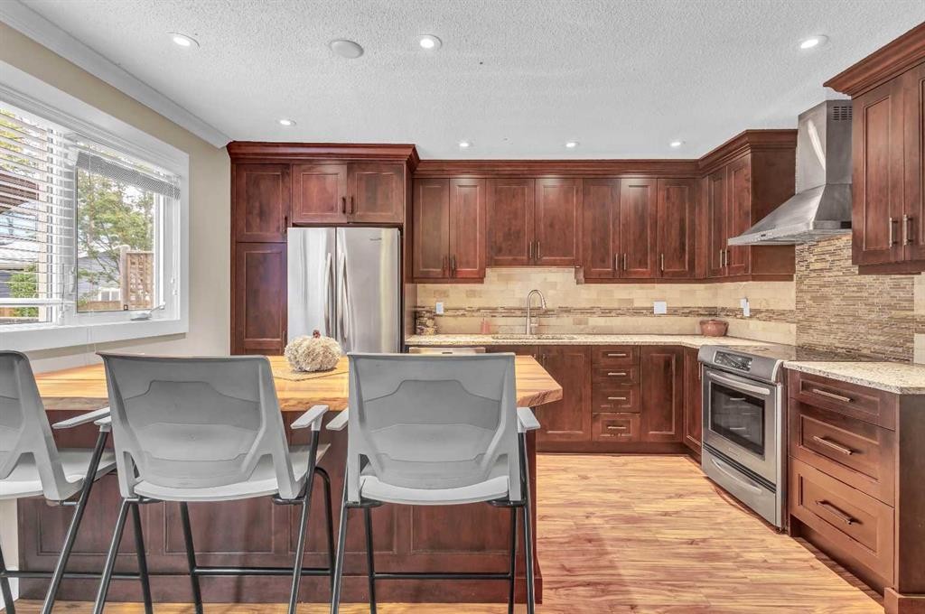 4532 Montgomery Avenue Nw, Calgary, AB - Indoor Photo Showing Other Room