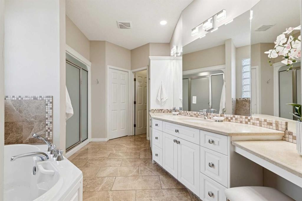 1656 Evergreen Hill Sw, Calgary, AB - Indoor Photo Showing Bathroom