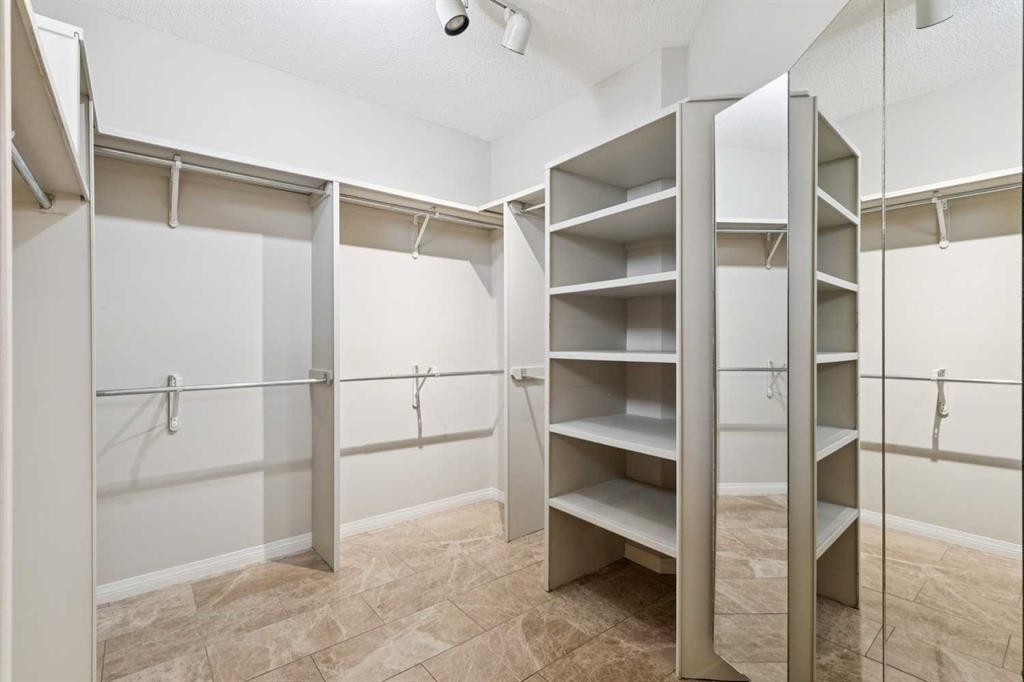 1656 Evergreen Hill Sw, Calgary, AB - Indoor With Storage