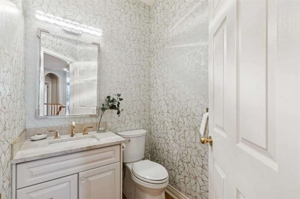 1656 Evergreen Hill Sw, Calgary, AB - Indoor Photo Showing Bathroom