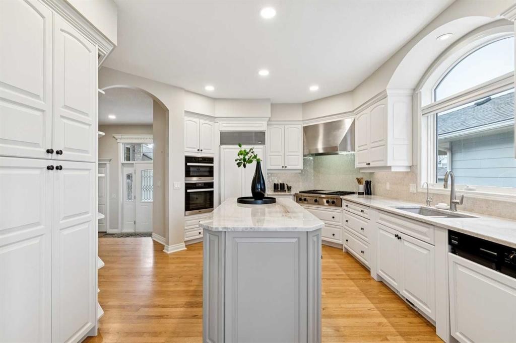 1656 Evergreen Hill Sw, Calgary, AB - Indoor Photo Showing Kitchen With Upgraded Kitchen