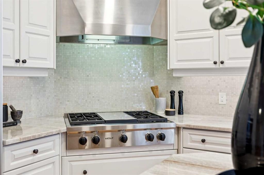1656 Evergreen Hill Sw, Calgary, AB - Indoor Photo Showing Kitchen With Upgraded Kitchen