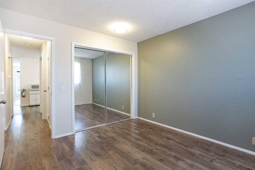1144 Berkley Drive Nw, Calgary, AB - Indoor Photo Showing Other Room