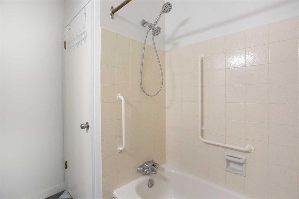 1144 Berkley Drive Nw, Calgary, AB - Indoor Photo Showing Bathroom