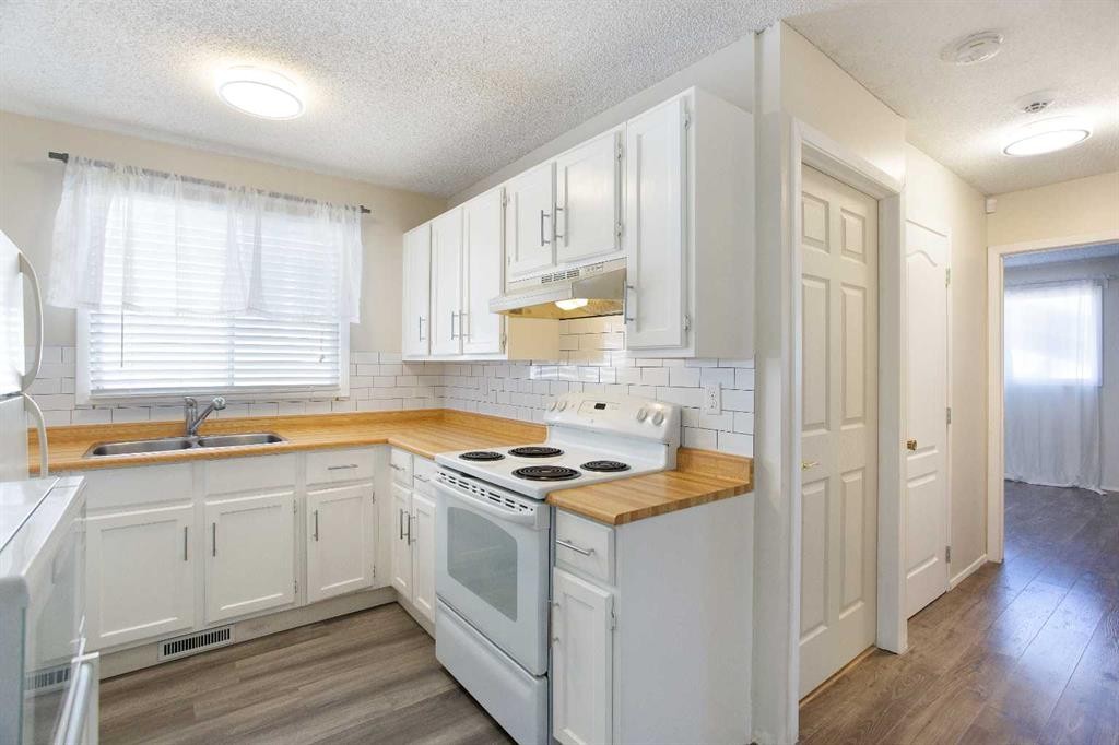 1144 Berkley Drive Nw, Calgary, AB - Indoor Photo Showing Kitchen With Double Sink