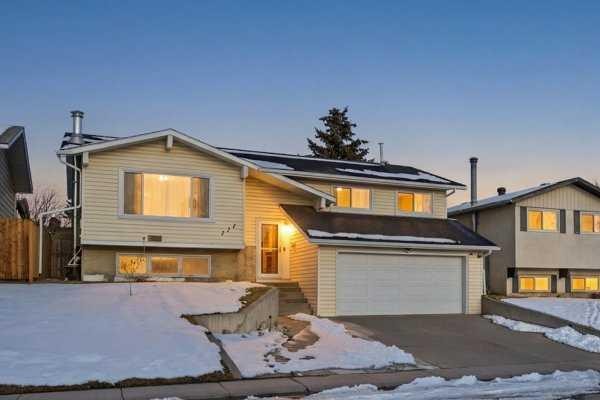171 Rundlefield Crescent Ne, Calgary, AB - Outdoor With Facade
