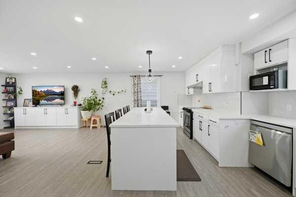 171 Rundlefield Crescent Ne, Calgary, AB - Indoor Photo Showing Kitchen