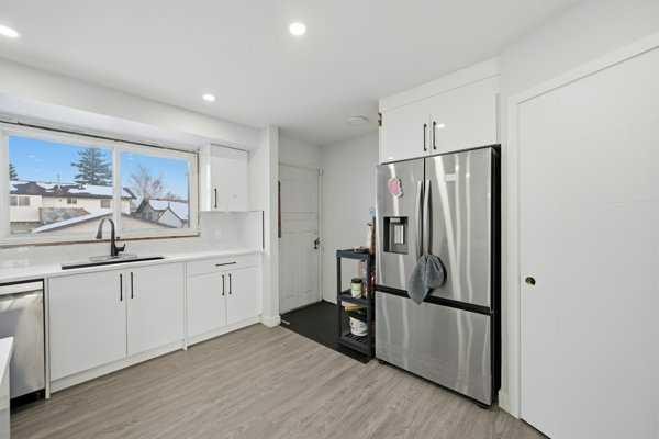 171 Rundlefield Crescent Ne, Calgary, AB - Indoor Photo Showing Kitchen