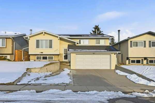 171 Rundlefield Crescent Ne, Calgary, AB - Outdoor With Facade