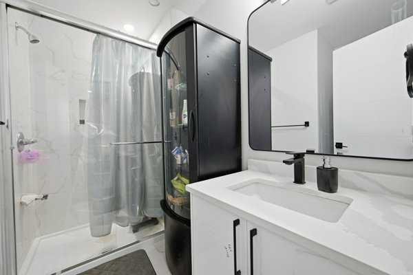 171 Rundlefield Crescent Ne, Calgary, AB - Indoor Photo Showing Bathroom