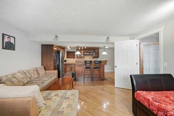 171 Rundlefield Crescent Ne, Calgary, AB - Indoor Photo Showing Living Room