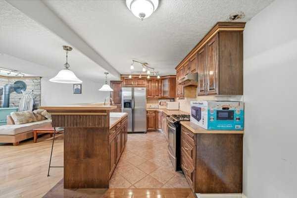 171 Rundlefield Crescent Ne, Calgary, AB - Indoor Photo Showing Kitchen