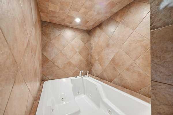 171 Rundlefield Crescent Ne, Calgary, AB - Indoor Photo Showing Bathroom