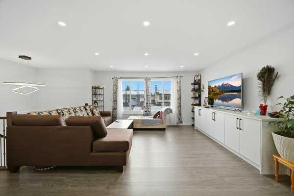 171 Rundlefield Crescent Ne, Calgary, AB - Indoor Photo Showing Living Room