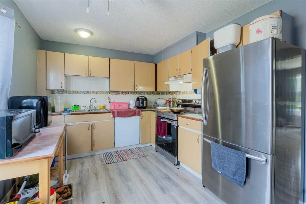136 Martindale Drive Ne, Calgary, AB - Indoor Photo Showing Kitchen With Double Sink