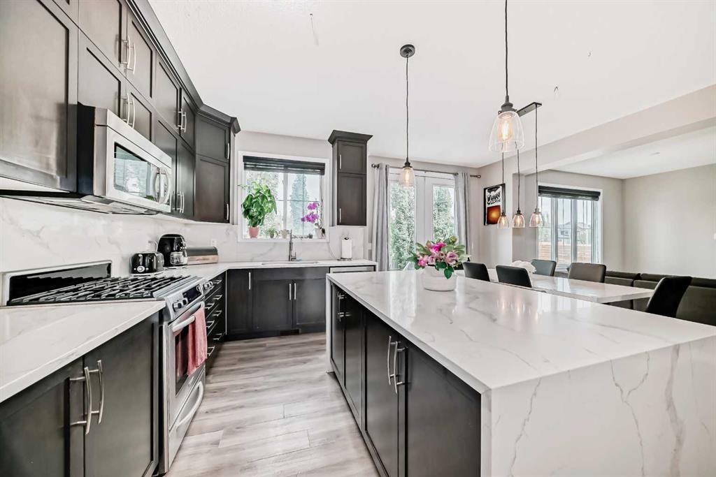 1068 Windhaven Close Sw, Airdrie, AB - Indoor Photo Showing Kitchen With Upgraded Kitchen