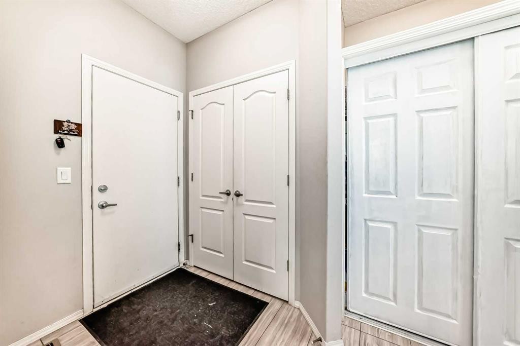 60 Evansborough Road Nw, Calgary, AB - Indoor Photo Showing Other Room