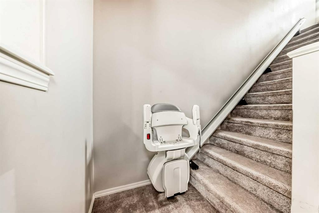 60 Evansborough Road Nw, Calgary, AB - Indoor Photo Showing Other Room