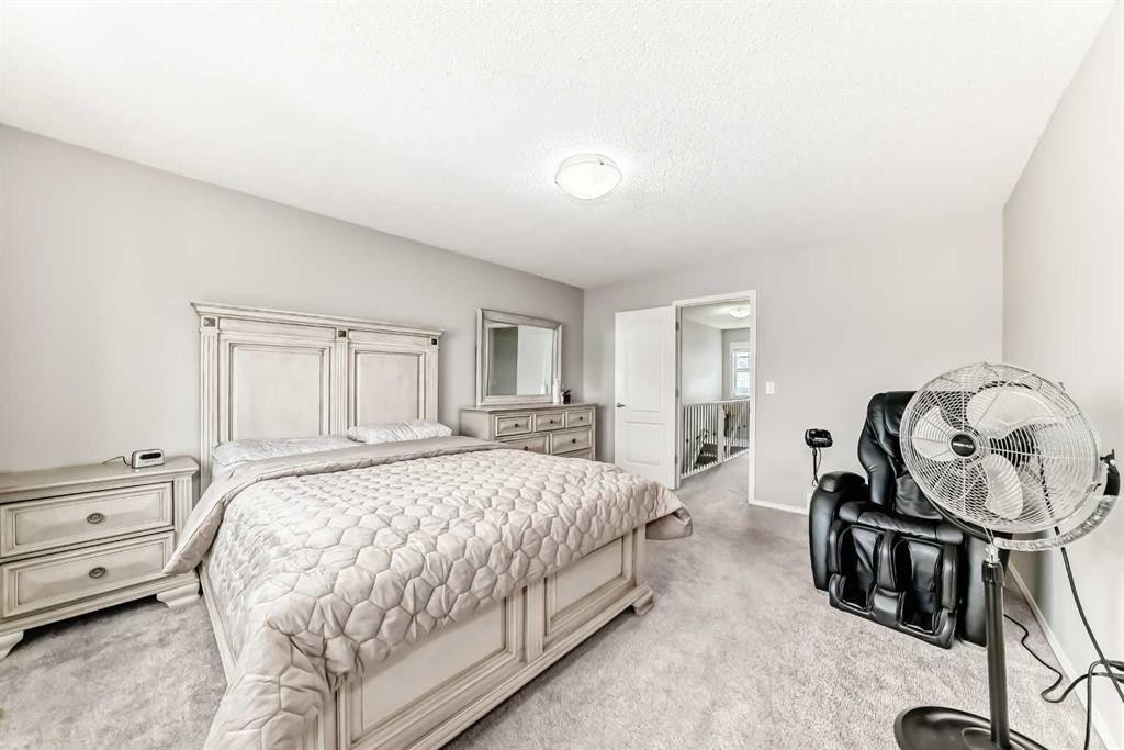 60 Evansborough Road Nw, Calgary, AB - Indoor Photo Showing Bedroom