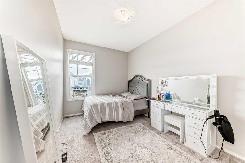 60 Evansborough Road Nw, Calgary, AB - Indoor Photo Showing Bedroom