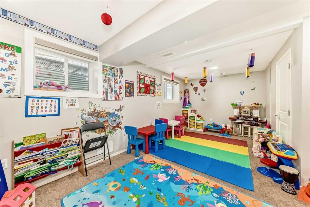 60 Evansborough Road Nw, Calgary, AB - Indoor Photo Showing Other Room