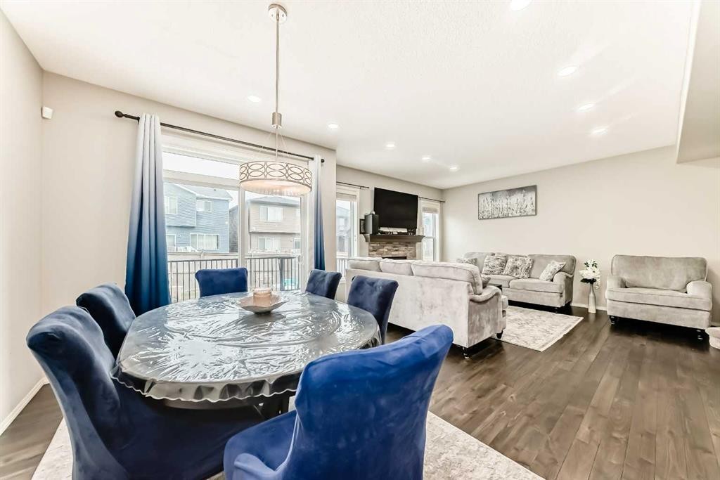 60 Evansborough Road Nw, Calgary, AB - Indoor Photo Showing Dining Room