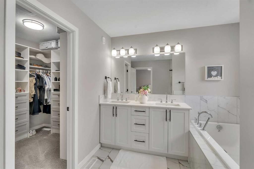 341 Walcrest View Se, Calgary, AB - Indoor Photo Showing Bathroom