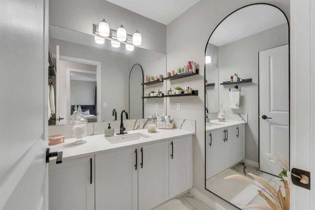 341 Walcrest View Se, Calgary, AB - Indoor Photo Showing Bathroom