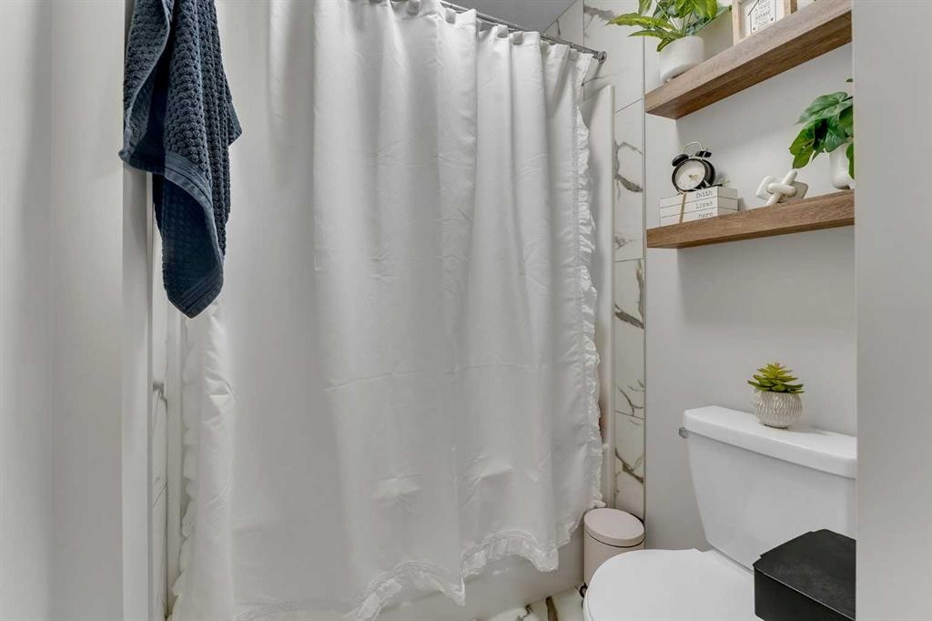 341 Walcrest View Se, Calgary, AB - Indoor Photo Showing Bathroom