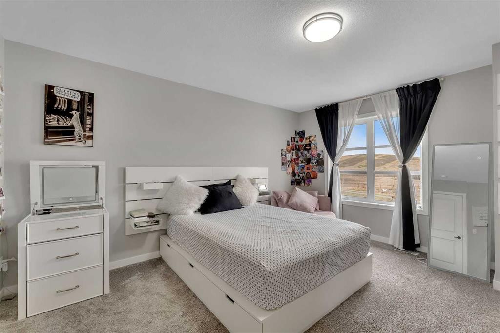 341 Walcrest View Se, Calgary, AB - Indoor Photo Showing Bedroom