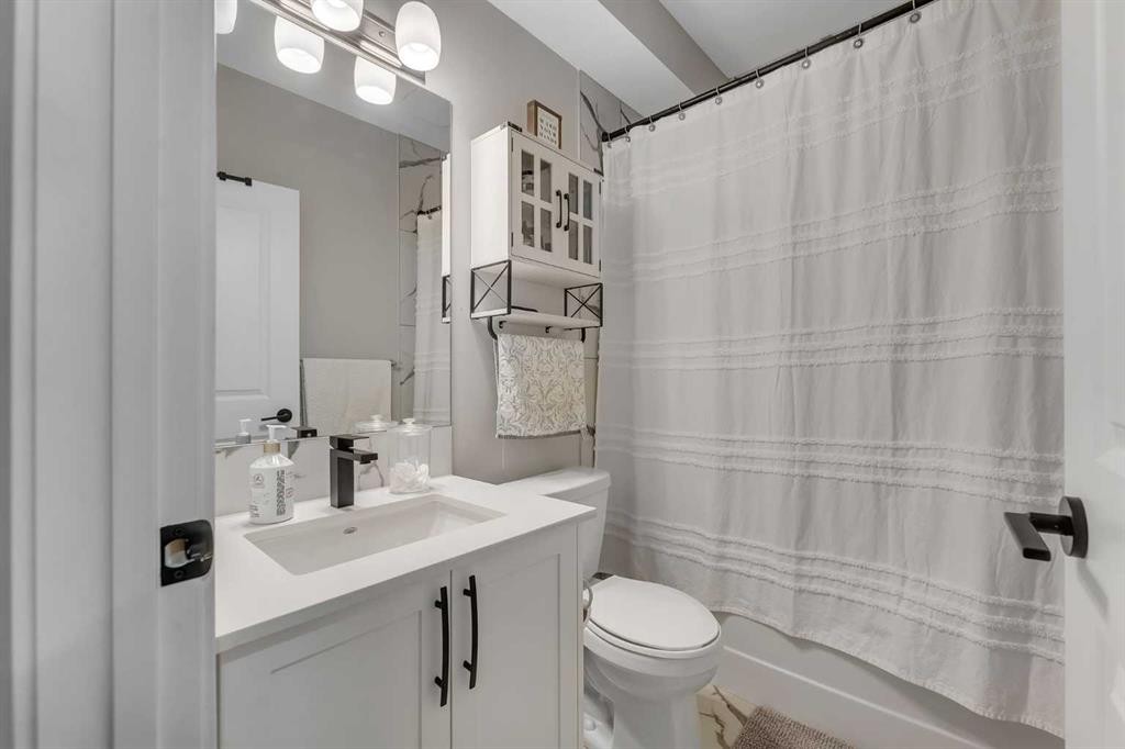 341 Walcrest View Se, Calgary, AB - Indoor Photo Showing Bathroom