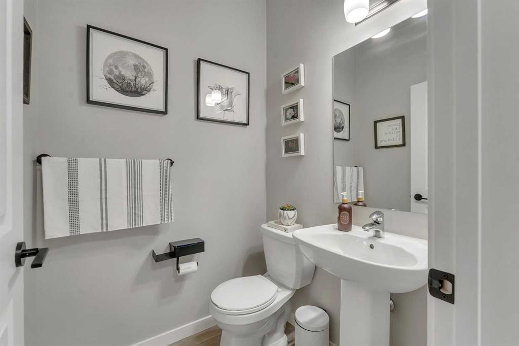 341 Walcrest View Se, Calgary, AB - Indoor Photo Showing Bathroom