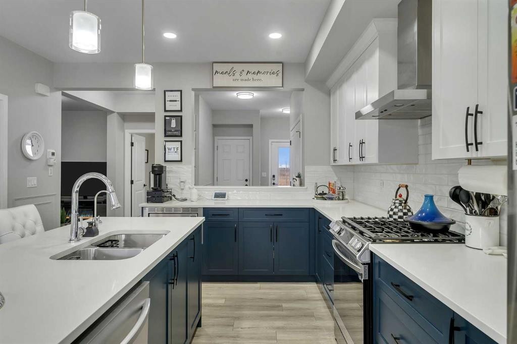 341 Walcrest View Se, Calgary, AB - Indoor Photo Showing Kitchen With Double Sink With Upgraded Kitchen