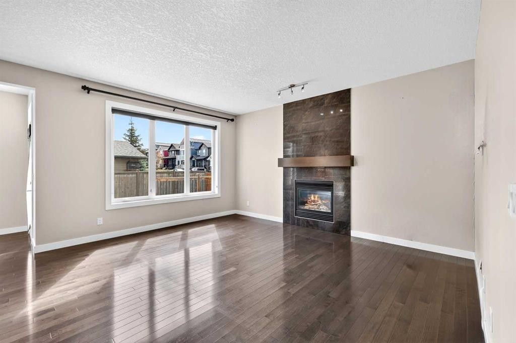 31 Evansridge Close Nw, Calgary, AB - Indoor Photo Showing Living Room With Fireplace