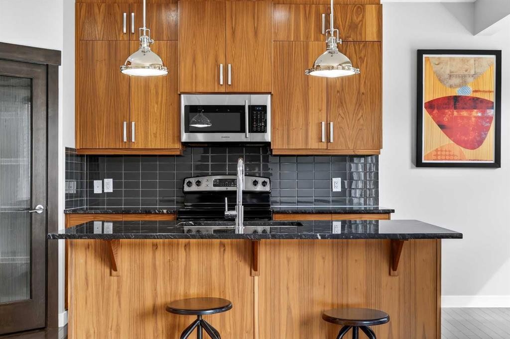 31 Evansridge Close Nw, Calgary, AB - Indoor Photo Showing Kitchen With Stainless Steel Kitchen With Upgraded Kitchen