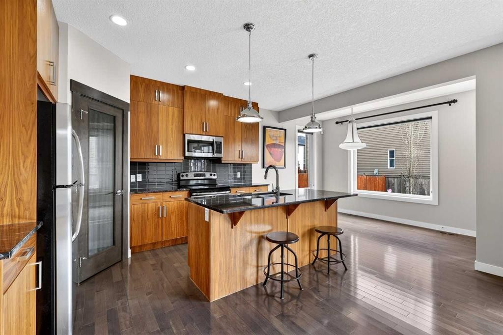 31 Evansridge Close Nw, Calgary, AB - Indoor Photo Showing Kitchen With Stainless Steel Kitchen With Upgraded Kitchen