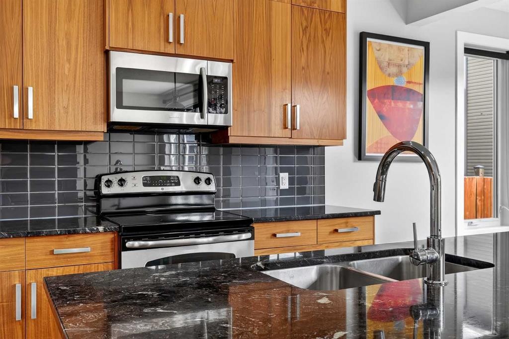 31 Evansridge Close Nw, Calgary, AB - Indoor Photo Showing Kitchen With Stainless Steel Kitchen With Double Sink With Upgraded Kitchen