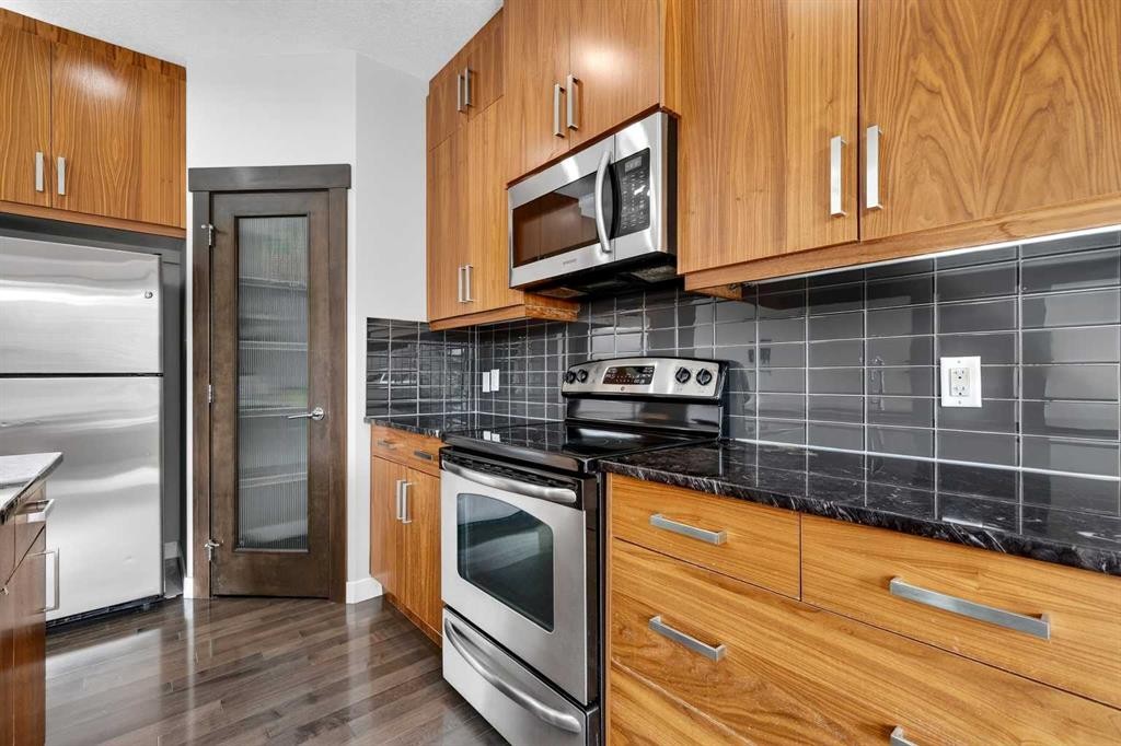 31 Evansridge Close Nw, Calgary, AB - Indoor Photo Showing Kitchen With Stainless Steel Kitchen