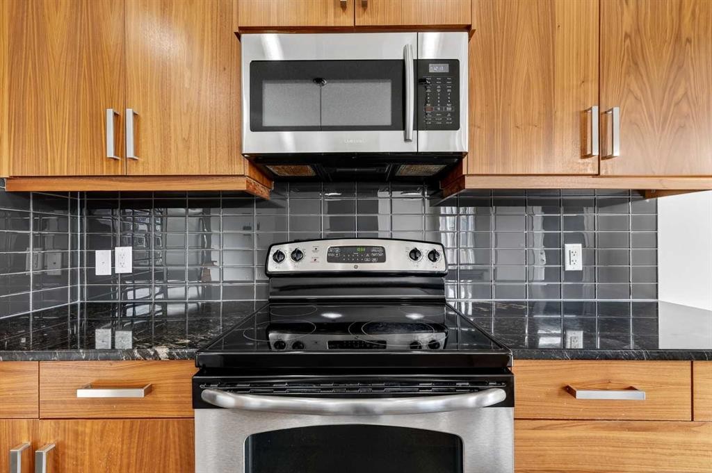 31 Evansridge Close Nw, Calgary, AB - Indoor Photo Showing Kitchen With Fireplace With Double Sink
