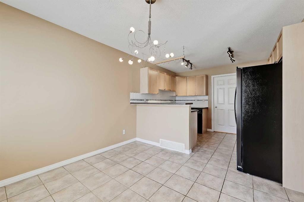 40 Simcoe Place Sw, Calgary, AB - Indoor Photo Showing Kitchen