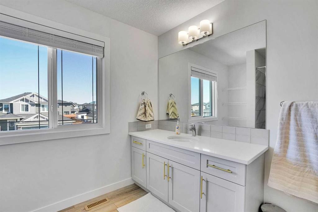 183 Brander Avenue, Langdon, AB - Indoor Photo Showing Bathroom