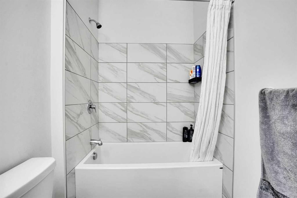 183 Brander Avenue, Langdon, AB - Indoor Photo Showing Bathroom