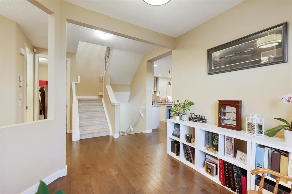 33 Quarry Heights Se, Calgary, AB - Indoor Photo Showing Other Room