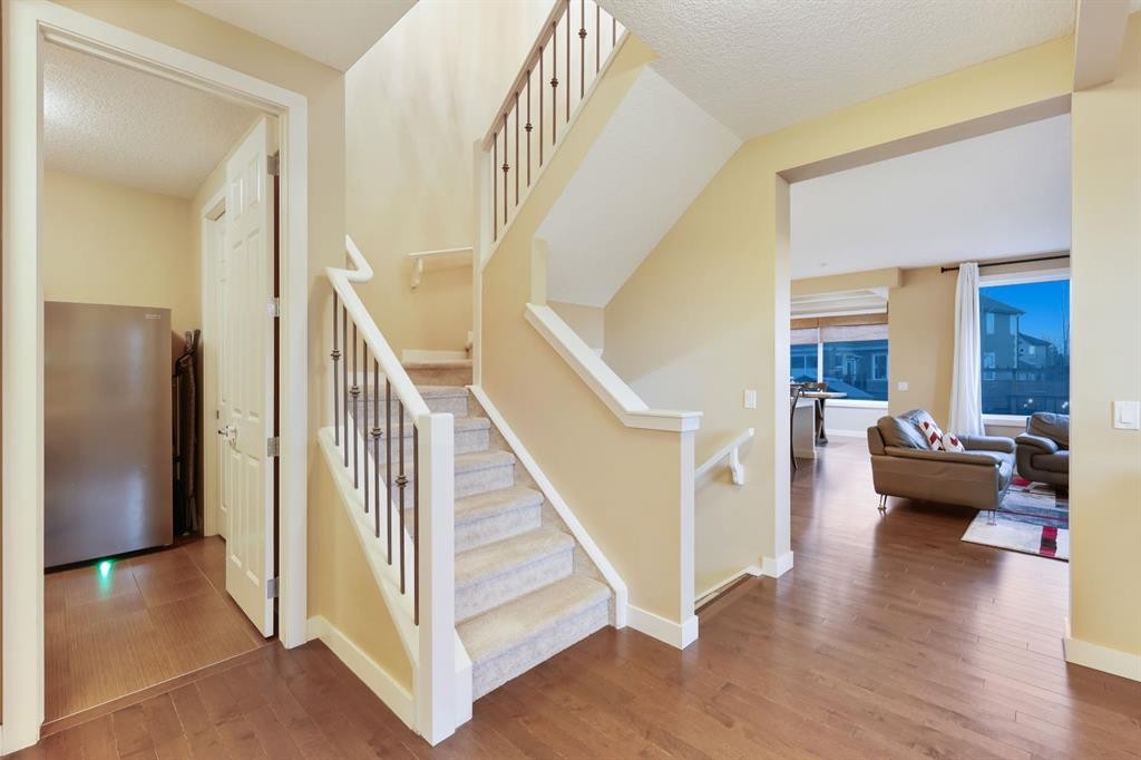 33 Quarry Heights Se, Calgary, AB - Indoor Photo Showing Other Room
