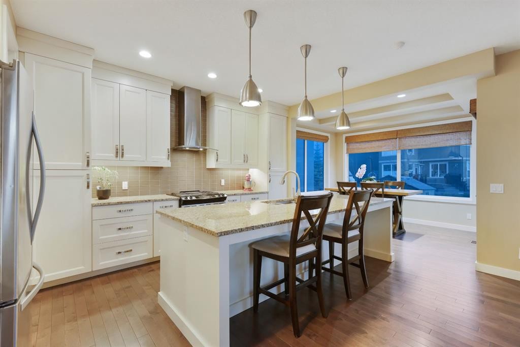 33 Quarry Heights Se, Calgary, AB - Indoor Photo Showing Living Room