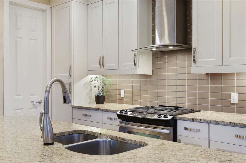 33 Quarry Heights Se, Calgary, AB - Indoor Photo Showing Kitchen With Stainless Steel Kitchen With Double Sink With Upgraded Kitchen