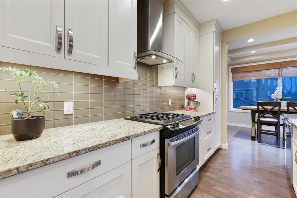 33 Quarry Heights Se, Calgary, AB - Indoor Photo Showing Kitchen With Stainless Steel Kitchen With Double Sink With Upgraded Kitchen