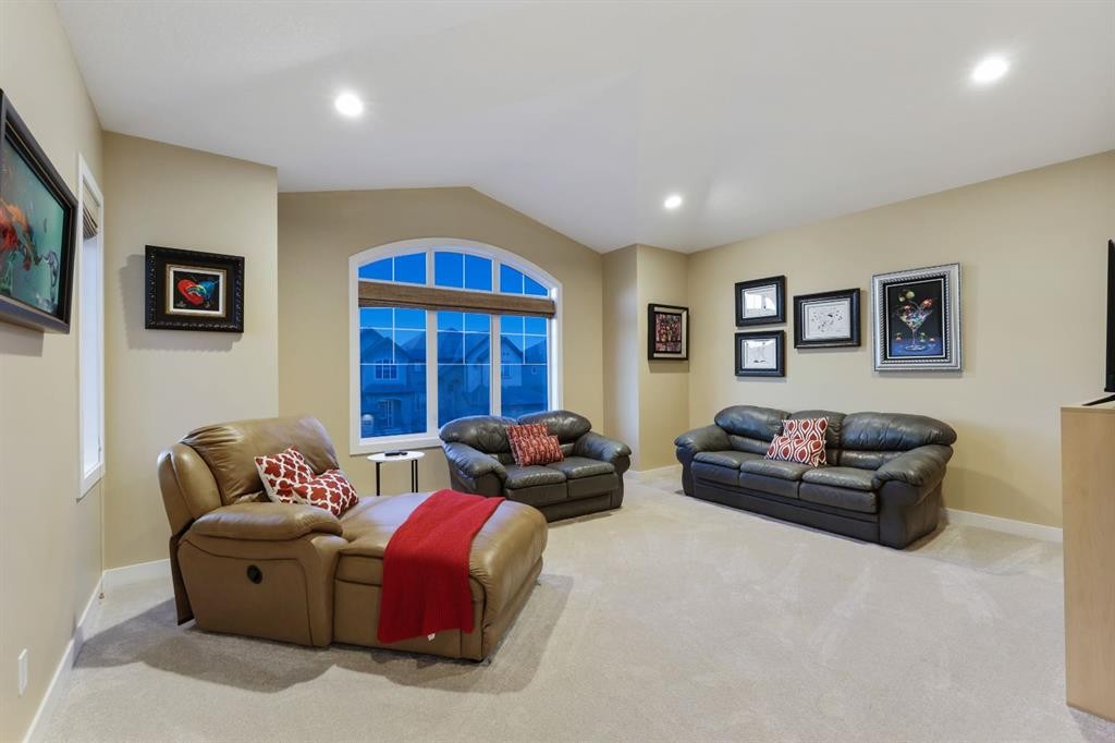 33 Quarry Heights Se, Calgary, AB - Indoor Photo Showing Other Room