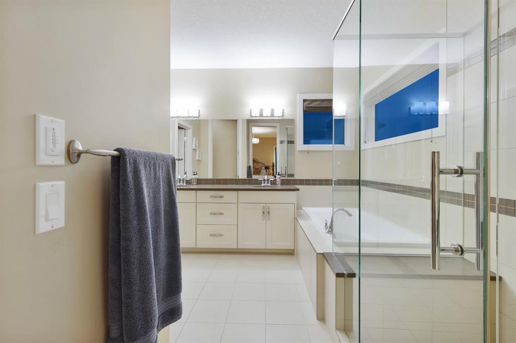 33 Quarry Heights Se, Calgary, AB - Indoor Photo Showing Bedroom
